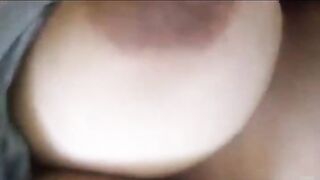 البنت في حضن الراجل بتاعها بيداعب فيها وبيبوسها اوي هيموت علي جسمها ومطلع زوبره و سكس مصري ماسكه بيديه شغال يضرب بيه علي جسمها كله