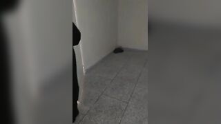 الشرموطه بتفلقس طيزها وهي عالارض  سكس مصري , موقع سبعة ونص. , موقع سبعه ونص قاعده كانها بتعمل حمام وشغاله ترقص فيها يمين وشمال وهي بتتحرك معاها