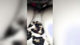 الحيحانه قاعده عالكرسي وبتحك كسها فيه وقصاد المرايا بتتفرج علي جسمها وبتد سكس مصري خل صباع ايدها الكبير في بوقها بتلحس فيه