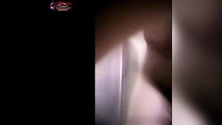 البنت نايمه عالسرير عالي بطنها ونايم فوقيها الراجل بينيك في كسها وبنتشوف زوبره هو  سكس مصري وداخل وطالع في كسها هو كله غرقان باللبن