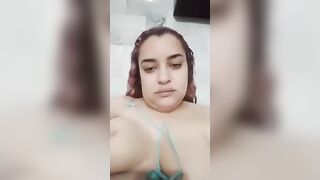 الشرموطه حاطه الخياره وسط بزازها وهي قالعه لبسها كله وسانده ضهرها عالحيط وبتحشر سكس مصري , موقع سبعة ونص. , موقع سبعه ونص  الخياره وسطهم وتخليها تروح وتجي وفاتحه بوقها بتف علي صدرها وتميله تلحس بلسانها