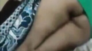 الاب الخول داخل الاوضه بيحسس علي طيز بنت مراته وهو سكران طينه وبيلعب فيها من ورا  سكس مصري وماسك زوبره بيضرب عشرته عليها هي ونايمه