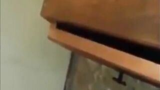 الاب الخول داخل الاوضه بيحسس علي طيز بنت مراته وهو سكران طينه وبيلعب فيها من ورا  سكس مصري وماسك زوبره بيضرب عشرته عليها هي ونايمه