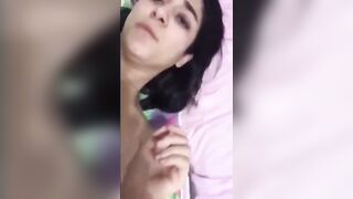 البنت قاعده ضامه رجليها لبعض هي وعريانه وهي حطاها في الكس بتاعها بتدعك سكس مصري  فيه وبتنزل لبنها علاطول بتنتره من كتره