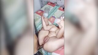 البنت رافعه رجليها لوشها وفتحه كسها اوي والراجل ساند طيزها من تحت بمخده بير سكس مصري فع لهاها وبينيك طيزها بيدخله براحه فيها