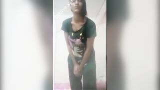 البنت بالكاش المايوه واقفه بتمسح الشقه وتتمايل في طيزها وشغا سكس مصري له تفلقسها وتلعب فيها هي وواقفه بتاكلها