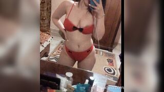 اللبوه لابسه الطقم الاحمر جايبه خطيبها ليها جديد بتقيسه وتبعته ليه يتفرج  سكس مصري , موقع سبعة ونص. , موقع سبعه ونص علي جسمها هي ولابساه بيقولها هياكل منك حته انتي وعايزه تتناكي بيه