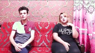 البنت المتناكه بتتلزق في صاحب اخزوها هو جاي زياره ليهم وبتحسس علي زوبره هو ول سكس مصري ابس البنطلون بتسخن فيه قصاد الديث اخوها