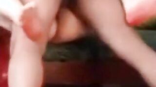 الراجل قافش في طيز البنت المتناكه ال معاه وبيعصر فيها هي وبحضنه وبعدين بيزوقها عال سكس مصري سرير ونايم عليها عايز يدخل زوبره ينيكها
