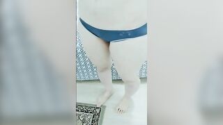 البنت بتصور نفسها هي وواقفه ولابسه المايوه علشان تبعته لحبيبها وبتقوله تعال نصيف بالبحر سكس مصري  سوا وركبتها البيضاء مكشوفه وصدرها لبره