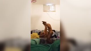 البنت قالعه هدومها ونايمه عالانتريه بره وهو الراجل المتناك نايم عري سكس مصري ان ولازق في جسمها من فوق بيرضع من صدرها