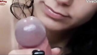 البنت المتناكه بتلعب في زوبر حبيبها وتمصه بلسانها الطويل وتلحس اول راسه  سكس مصري وتفضل تدعكه في يديها بسرعه بيضرب عشلرته