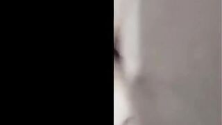 البنت المتناكه بتلعب في زوبر حبيبها وتمصه بلسانها الطويل وتلحس اول راسه  سكس مصري وتفضل تدعكه في يديها بسرعه بيضرب عشلرته