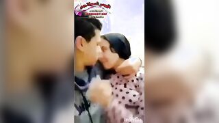 البنت الفاجره بتقابل حبيبها في الزرع وسط الشجر مستخبيه ومطلعاله بزها بيرضع منه وهو محروم من الحنان وال سكس مصري متناكه بتحسس علي زوبره وهو تحت البنطلون