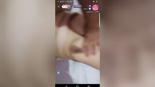 الراجل منوم مراته عالسرير علي ضهرها وماسك بزازها الاتنين بيديه بيشد سكس مصري  فيهم اوي وهو مدخل زوبره وبينيك في كسها