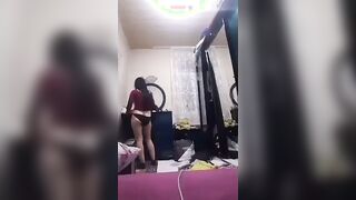 اختي في الحمام بتدخل عليا وانا تحت الدوش وهيي بتقرب مني وتحسس علي جسمي وتقولي جسمك حل سكس مصري و ي بت عايز يتقطع بوس ويديها بتحسس عليا