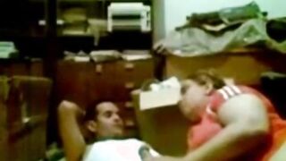 اللبوه حاطه السماعات فيب ودانها بتكلم خطيبها لسه مخطوبه جديد وهي بتكلمه سكس مصري , موقع سبعة ونص. , موقع سبعه ونص  بتقلع هدومها وتلعب في صدرها وهو بيقولها ارضعيه ي لبوتي