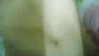 البنت نايمه عالسرير ورافعه التيشرت لفوق اوي وهي ماسكه صدرها بتلعب فيهم بيديها الاتنين ورجلي سكس مصري ها مفتوحه للمتناك ال شغال يبعبص في كسها