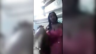 اللبوه دخلت حمام صاحبتها ولقت في العليقه الحمام قميص نوم اسود بتاعها حبت تلبسه وتجربه وجوز صاحبتها  سكس مصري , موقع سبعة ونص. , موقع سبعه ونص دخل عليها وقثالها انتي احلي من مراتي بالقميص وحاضنها من ضهرها من ورا