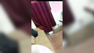 صديقي منومني عالكنبه وانا كما ولدتني امي ورافعه  نيك سعودي رجلي لفوق اوي الاتنين وهو جاي بزوبره ال واقف بيمشيه علي كسي