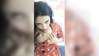 البنت السوريه بتكلم حبيبها فيديو وبيقولها افردي شعرك الناعم بيكيفه وهي بتلعب فيه  سكس مصري وشفايفها غرقانه روج احمر نفسه يجي يلحسه