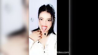 ورده الشرموطه مصوره نفسها بحركات سكس واوضاع نيك مختلفه نيك مصري وبتنزلها عالنت علشان ال يدخل يلعب في زوبرهع ويسخن ويجي ينيكها