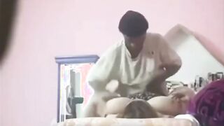 الاب الديوث بيقتحم اوضه بنته وبينام فوق منها وبيرفع هدومها لفوق فاشخ رجلها ومدخل زوبره في  سكس مصري كسها بينيك فيها وهي بتصرخ حد يلحقها منه