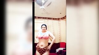 البنت في الريسيبشن عند صاحبتها وقاعده بتقلع هدومها وتفضل بالبراه والاندر  سكس مصري بس وصاحبتها بتصور في جسمها علشان تبتزها