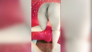 البنت الشرموطه عالملايه الحمرا فيي الارض قاعده مفلقسه طيزها وبت سكس مصري دخل بلاستكه طويله فيها تدخل وتطلع جواها