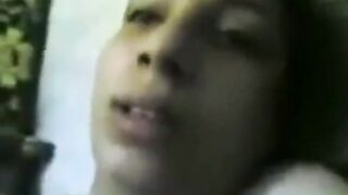 البنت تحت جوزها هاريها نيك وبينيك في كسها اوي بيرزع في كسها بعنف شديد  سكس مصري وهي بتصرخ اوي وبتبكي منه مش راحمها خالص