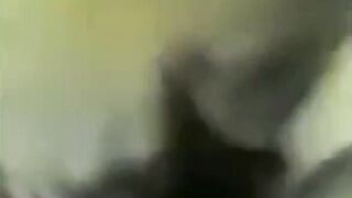البنت تحت جوزها هاريها نيك وبينيك في كسها اوي بيرزع في كسها بعنف شديد  سكس مصري وهي بتصرخ اوي وبتبكي منه مش راحمها خالص