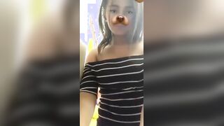 البنت واقفه قصاد المرايا وبتطلع بزازها لبره تلعب فيهم وتدعكه سكس مصري م بيديها عيزاهم يكبروا في يديها الاتنين
