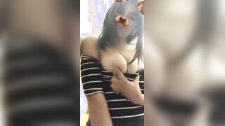 البنت واقفه قصاد المرايا وبتطلع بزازها لبره تلعب فيهم وتدعكه سكس مصري م بيديها عيزاهم يكبروا في يديها الاتنين