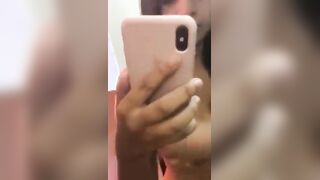 البنت واقفه قصاد المرايا وبتطلع بزازها لبره تلعب فيهم وتدعكه سكس مصري م بيديها عيزاهم يكبروا في يديها الاتنين