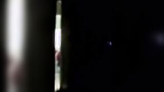 البنت واقفه في حضن عشيقها وهما من غير هدوم وبينومها علسرير و سكس مصري بينام فوق منها لازق جسمه فيها وبيداعبها