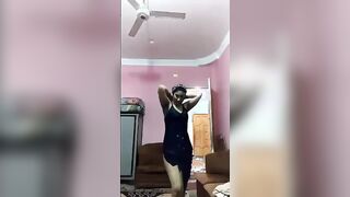 البنت الشرموطه قاعده في الاوضه مشغله الاغاني وبتترؤقص عليها وتهز في وسطها السمبتيك والراجل عالسرير  سكس مصري نايم بيتفرج عليها وبيسخن نفسه علي رقصها