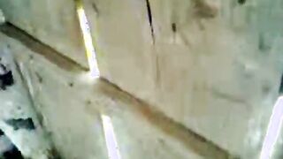 الراجل بيقابل مرات اخوه في بيت بالغيط والفلاحه المتناكطه في حضن سلفها وهو  سكس مصري بيقفش في صدرها وبيلعب معاها عريس وعروسه