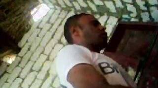 الراجل بيقابل مرات اخوه في بيت بالغيط والفلاحه المتناكطه في حضن سلفها وهو  سكس مصري بيقفش في صدرها وبيلعب معاها عريس وعروسه
