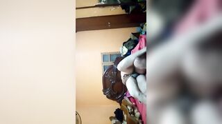 الراجل الاسود منوم شرموطته عالسرير علي بطنها وهو نايم فوقيها وحاطت ايده الاتنين تحت بطت سكس مصري نها وبيرزع اوي في كسها بيدخل وبيطلع فيه