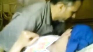 الراجل الحيحان كبير في السن جايب بنت قد بناته وبتطلع فوق زوبره ومدخله فيها وهي طالعه سكس مصري  نازله عليه وهو ماسكها من وسطها بيحركها