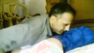 الراجل الحيحان كبير في السن جايب بنت قد بناته وبتطلع فوق زوبره ومدخله فيها وهي طالعه سكس مصري  نازله عليه وهو ماسكها من وسطها بيحركها