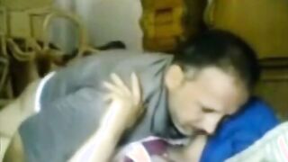 الراجل الحيحان كبير في السن جايب بنت قد بناته وبتطلع فوق زوبره ومدخله فيها وهي طالعه سكس مصري  نازله عليه وهو ماسكها من وسطها بيحركها