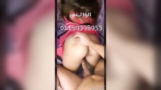 البنت لابسه قميص احمرلر حلو اوي من غير الاندر وطالعه عالسرير واخده وضع الكلابي والراج سكس مصري ل واقف وراها بيفتح طيازها بيديه الاتنين