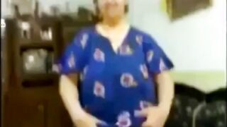 البنت ماسكه زوبر صديقها وتمص فيه اوي باحتراف شديد وتلعب فيه وهي مسكاه قافشه سكس مصري  عليه بتنزل شويه لتحت بيضانه بتلحس فيها