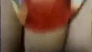 البنت ماسكه زوبر صديقها وتمص فيه اوي باحتراف شديد وتلعب فيه وهي مسكاه قافشه سكس مصري  عليه بتنزل شويه لتحت بيضانه بتلحس فيها