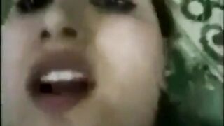 البنت ماسكه زوبر صديقها وتمص فيه اوي باحتراف شديد وتلعب فيه وهي مسكاه قافشه سكس مصري  عليه بتنزل شويه لتحت بيضانه بتلحس فيها