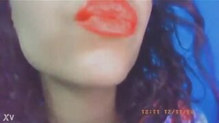 البنت المتناكه مغرقه شفايفها روج اخحمر وبتطلع في لسانها لبره ترقص فيه وبزازها طالعه لبره بتغري  سكس مصري الراجل بيشوفها كده بيجي بيوس في شفايفها