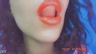 البنت المتناكه مغرقه شفايفها روج اخحمر وبتطلع في لسانها لبره ترقص فيه وبزازها طالعه لبره بتغري  سكس مصري الراجل بيشوفها كده بيجي بيوس في شفايفها