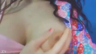 البنت المتناكه مغرقه شفايفها روج اخحمر وبتطلع في لسانها لبره ترقص فيه وبزازها طالعه لبره بتغري  سكس مصري الراجل بيشوفها كده بيجي بيوس في شفايفها