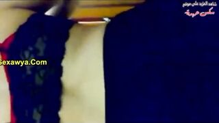 البنت المتناكه لابسه الجيبه القصيره للركبه والبراه فقط ومشغله ال سكس مصري اغاني بترقص وتهز في وسطها وتهز في جسمها
